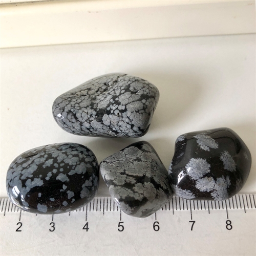 Obsidian Snefnug - Små kløfter og ujævnheder forekommer.